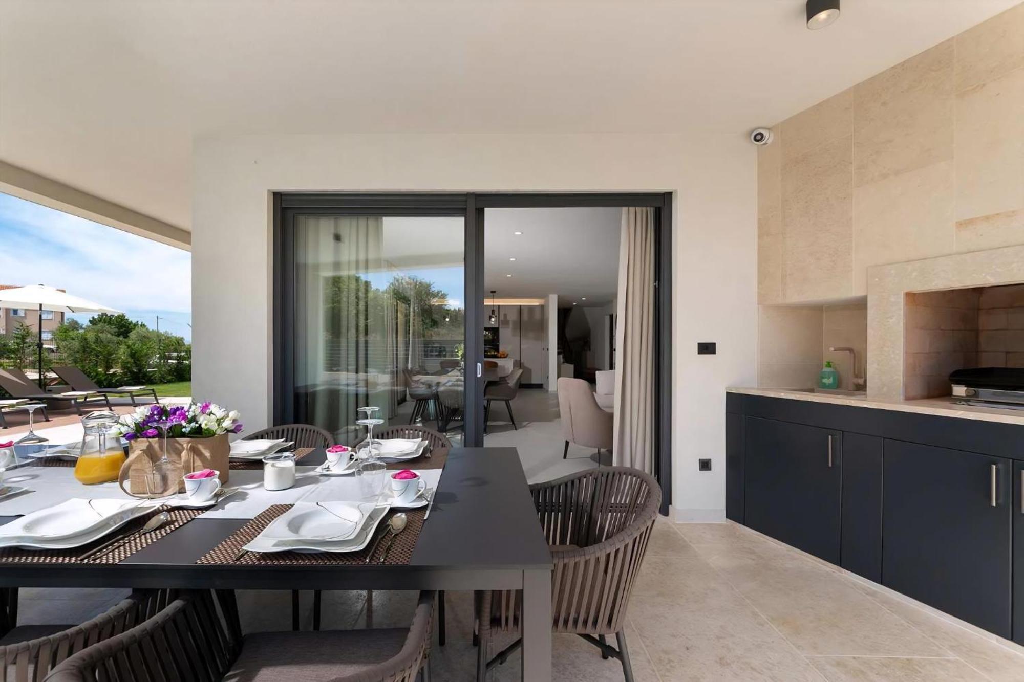 Luxurioese Villa Perla Mit Pool Und Jacuzzi Porec Exterior photo