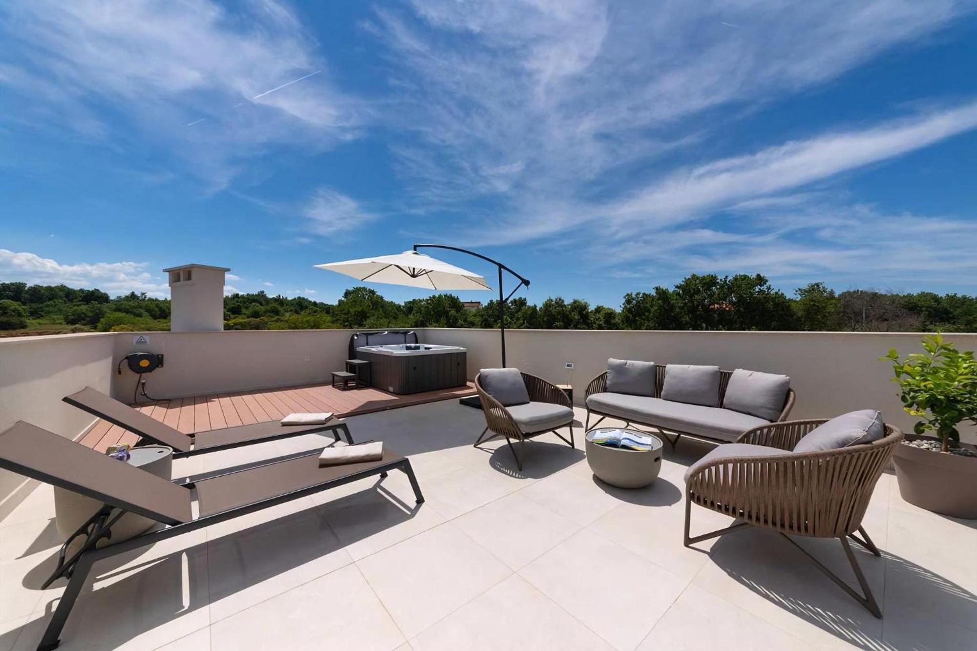 Luxurioese Villa Perla Mit Pool Und Jacuzzi Porec Exterior photo