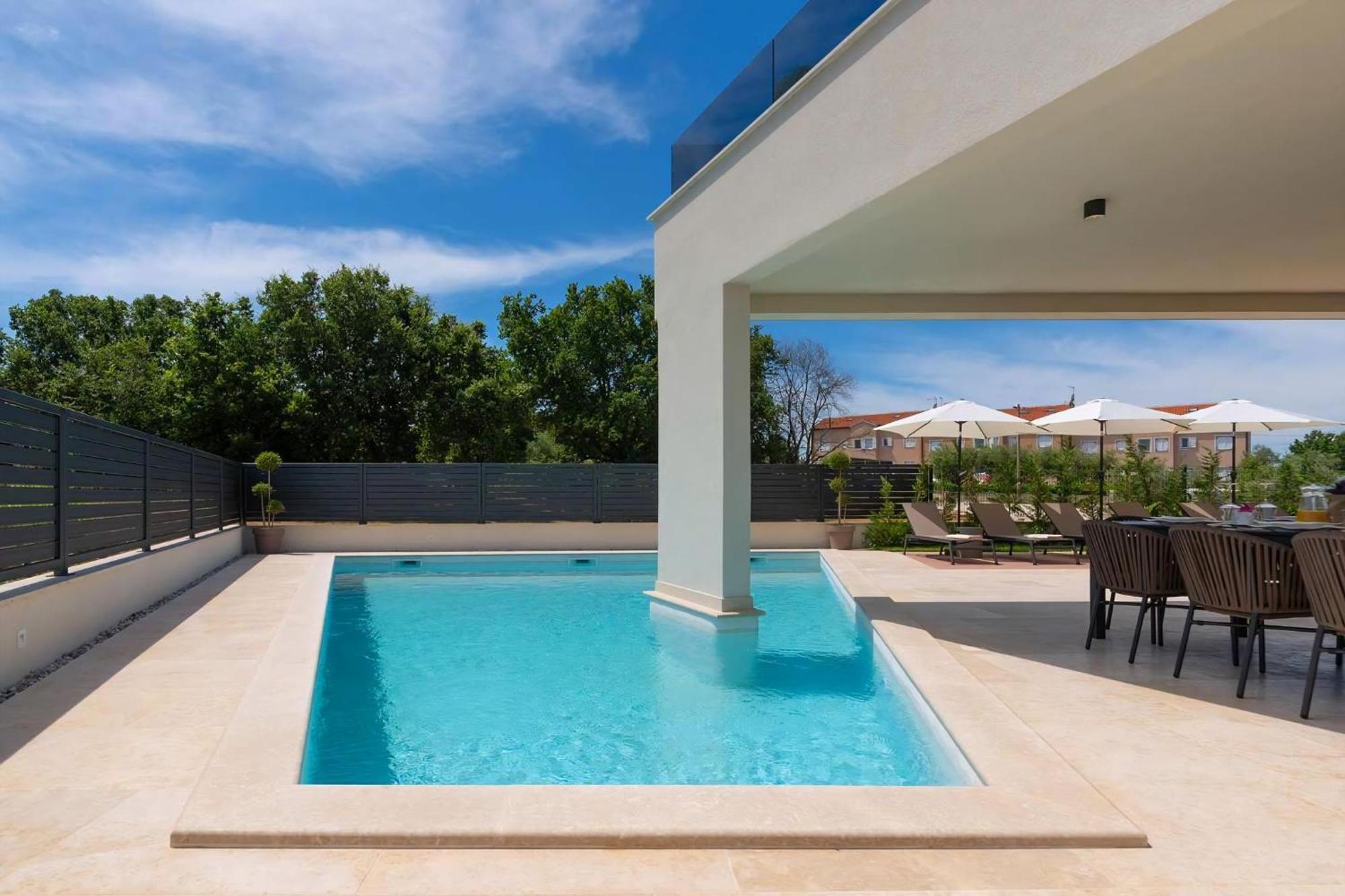 Luxurioese Villa Perla Mit Pool Und Jacuzzi Porec Exterior photo