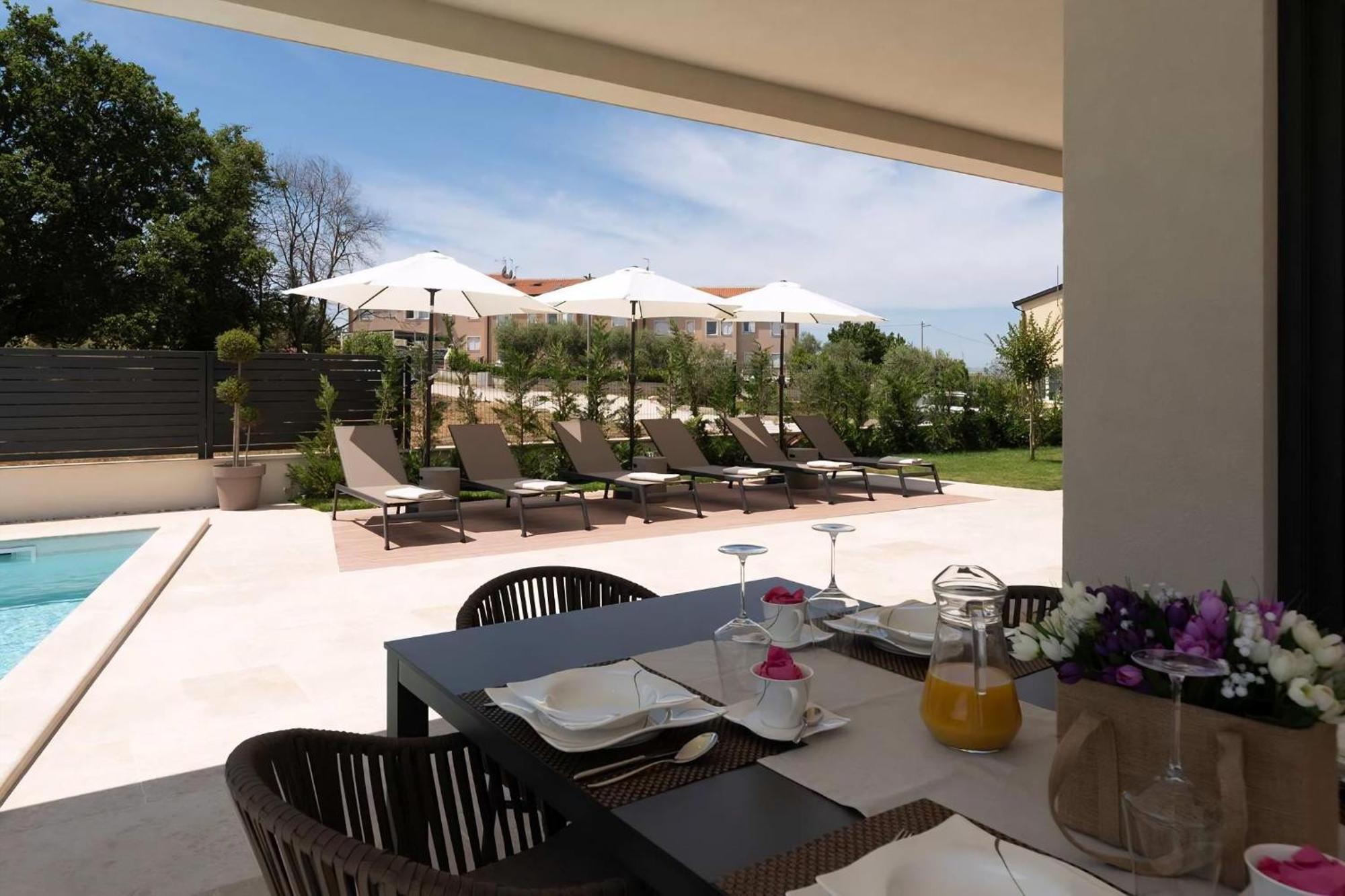 Luxurioese Villa Perla Mit Pool Und Jacuzzi Porec Exterior photo