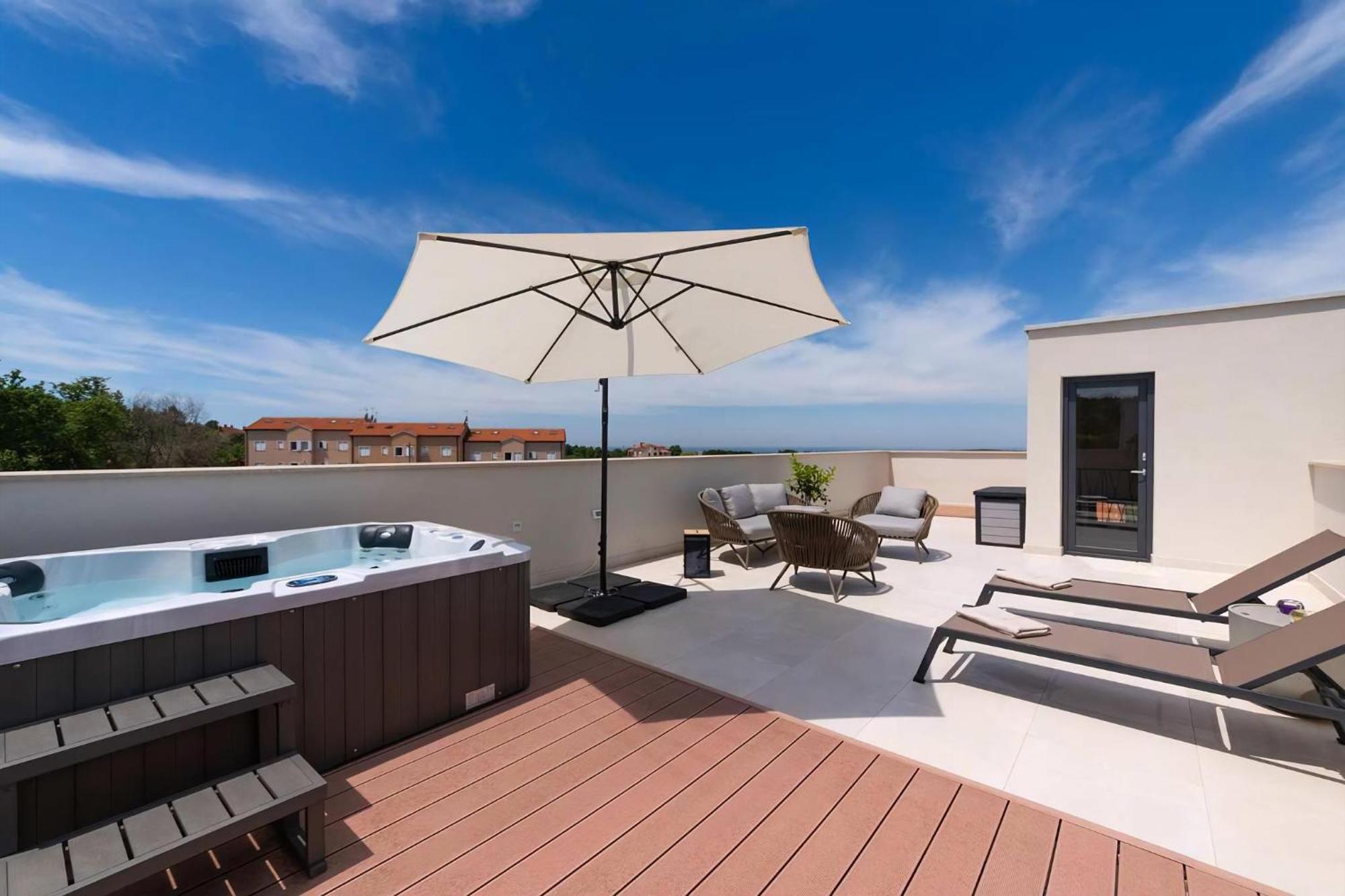 Luxurioese Villa Perla Mit Pool Und Jacuzzi Porec Exterior photo