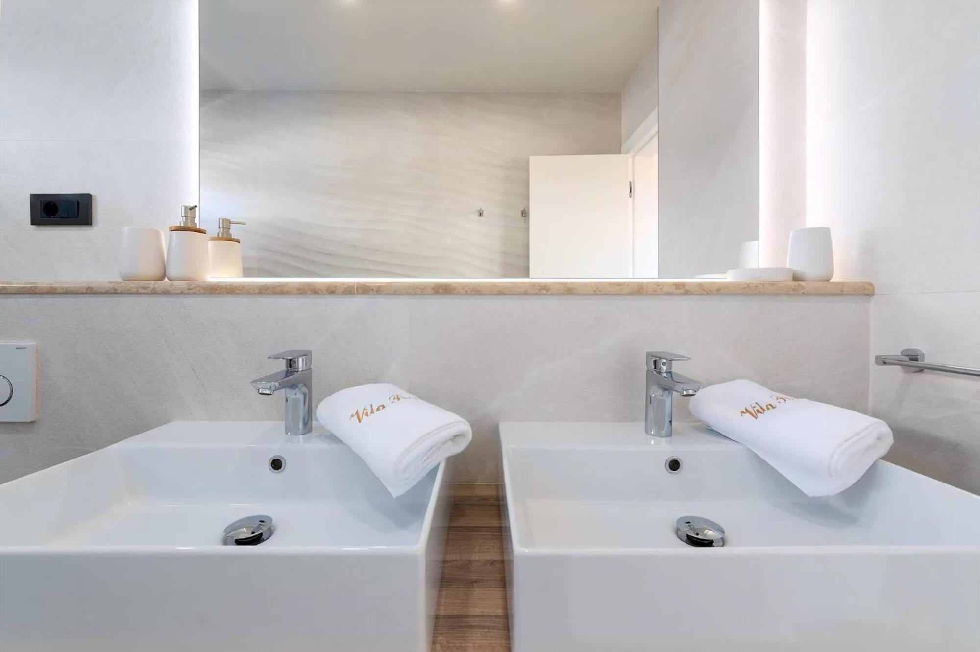 Luxurioese Villa Perla Mit Pool Und Jacuzzi Porec Exterior photo