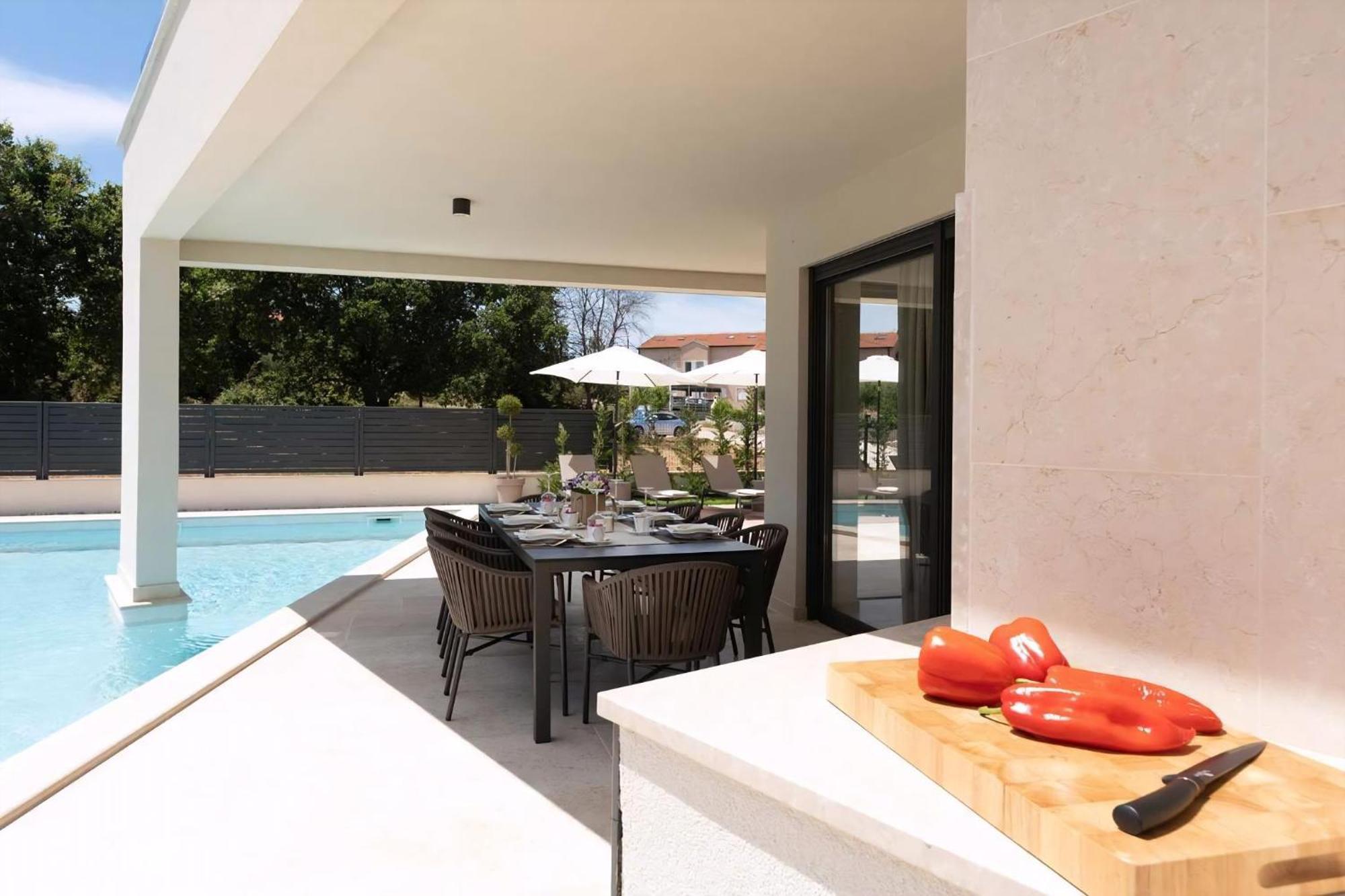 Luxurioese Villa Perla Mit Pool Und Jacuzzi Porec Exterior photo