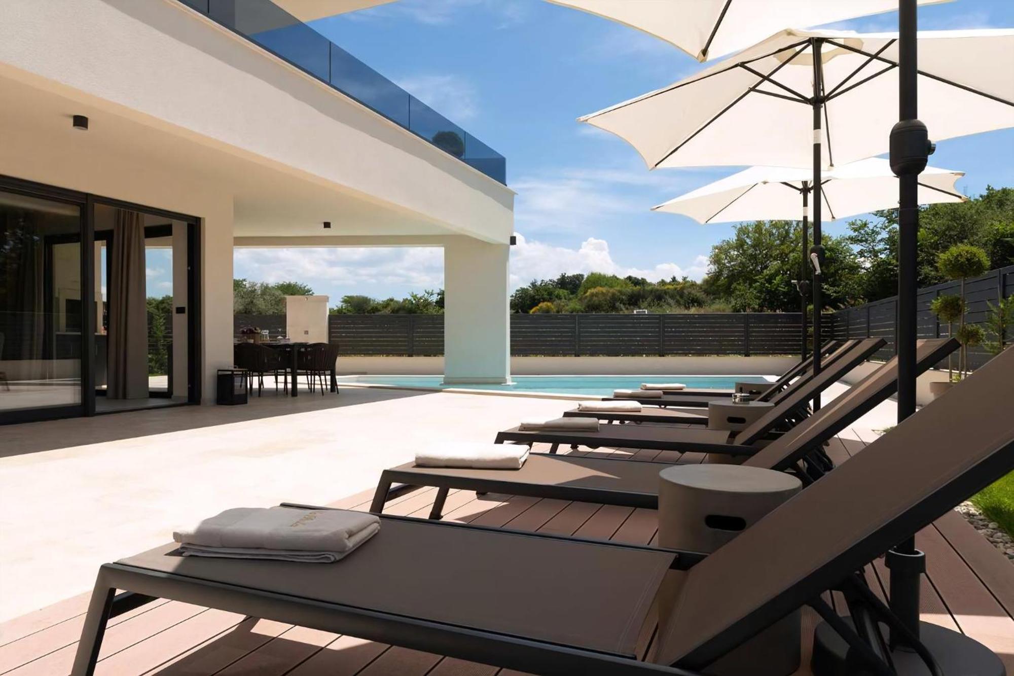 Luxurioese Villa Perla Mit Pool Und Jacuzzi Porec Exterior photo